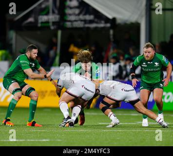 The Sportsgrounds, Galway, Irlanda. 23rd Dec, 2022. United Rugby Championship, Connacht contro Ulster; Cian Prendergast (Connacht) guida in avanti credito: Action Plus Sports/Alamy Live News Foto Stock