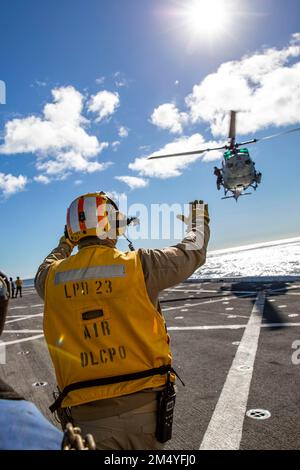 OCEANO PACIFICO (9 novembre 2022) – Capo Aviazione Boatswain’s Mate (Fuels) Malcom Butler, assegnato al molo di trasporto anfibio USS Anchorage (LPD 23), guida i piloti di Venom UH-1Y assegnati a Marine Medium Tiltrotor Squadron (VMM) 362 (Rein.) Al ponte di volo della nave per l’atterraggio, 9 novembre 2022. Una forza pronta, il 13th MEU si allena per rispondere rapidamente alla crisi in tutti i settori. Il 13th MEU è imbarcato con il Makin Island Amphibious Ready Group, composto da nave d'assalto anfibio USS Makin Island (LHD 8) e bacini di trasporto anfibio Anchorage e USS John P. Murtha (LPD 26), dirigente r Foto Stock