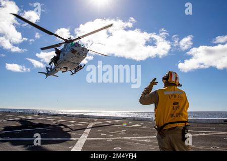 OCEANO PACIFICO (9 novembre 2022) - Capo Aviazione Boatswain’s Mate (Fuels) Malcom Butler, assegnato al molo di trasporto anfibio USS Anchorage (LPD 23), guida UH-1Y piloti Venom assegnati a Marine Medium Tiltrotor Squadron (VMM) 362 (Rein.) Al ponte di volo della nave per l’atterraggio, 9 novembre 2022. Una forza pronta, il 13th MEU si allena per rispondere rapidamente alla crisi in tutti i settori. Il 13th MEU è imbarcato con il Makin Island Amphibious Ready Group, composto da nave d'assalto anfibio USS Makin Island (LHD 8) e bacini di trasporto anfibio Anchorage e USS John P. Murtha (LPD 26), dirigente Foto Stock