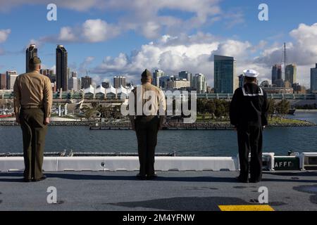 OCEANO PACIFICO (9 NOVEMBRE 2022) - STATI UNITI I marines e i marinai si imbustano le rotaie durante la partenza della USS Makin Island (LHD 8) dal porto di San Diego, 8 novembre. Il team Navy-Marine Corps, in grado di fornire una risposta rapida e di sostenere operazioni a livello globale, rimane lo strumento militare più persistente e versatile in America. L'unità di spedizione marina del 13th è imbarcata con il Makin Island Amphibious Ready Group, composto da nave d'assalto anfibio USS Makin Island (LHD 8) e da moli di trasporto anfibio USS Anchorage (LPD 23) e USS John P. Murtha (LPD 26), che conducono operazioni di routine in fuga US 3rd Foto Stock