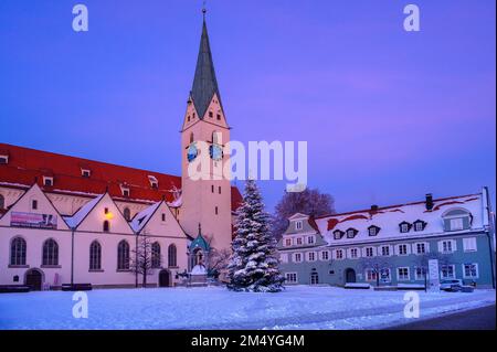 Atmosfera serale alla chiesa di St Mang su St Mang Platz con albero di Natale, Kempten, Allgaeu, Baviera, Germania Foto Stock