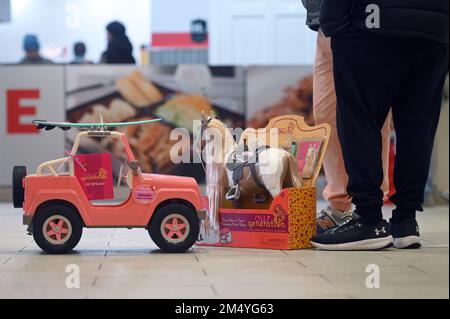 New York, Stati Uniti. 23rd Dec, 2022. Con solo due giorni di shopping rimasti prima di Natale, due persone sono in piedi accanto ai giocattoli all'interno del Queens Target Mall nel Queens borough di New York City, NY, 23 dicembre 2022. Lo shopping natalizio dell'ultimo minuto sarà ostacolato dall'inflazione continuata e da una grave tempesta invernale prevista per portare temperature record basse. (Foto di Anthony Behar/Sipa USA) Credit: Sipa USA/Alamy Live News Foto Stock