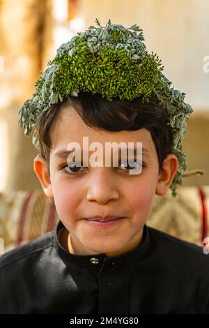 Giovane ragazzo della tribù Qahtani Flower men, montagne ASiR, Regno dell'Arabia Saudita Foto Stock