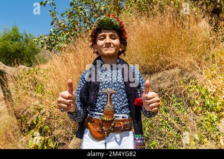 Giovane ragazzo della tribù Qahtani Flower men, montagne ASiR, Regno dell'Arabia Saudita Foto Stock