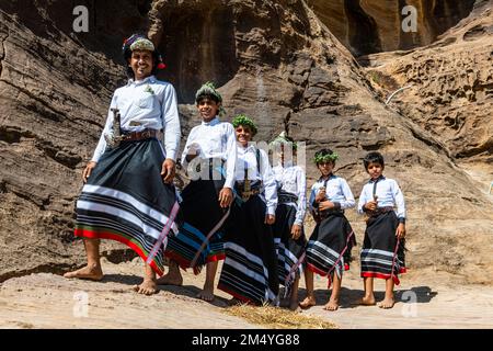 Ragazzi della tribù dei fiori di Qahtani, montagne ASiR, Regno dell'Arabia Saudita Foto Stock