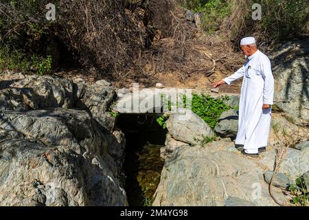 Vecchio che punta su una sorgente di montagna, Zee al-Ayn storico villaggio di montagna, Regno dell'Arabia Saudita Foto Stock