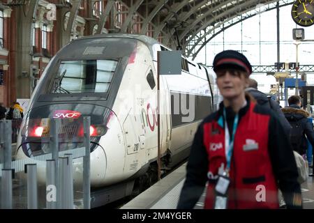 Lille, Francia. 23rd Dec, 2022. Un treno è visto alla Gare Lille Flandres a Lille, nel nord della Francia, il 23 dicembre 2022. La compagnia ferroviaria nazionale francese SNCF ha dichiarato di avere raggiunto un accordo venerdì con i sindacati del paese per evitare ulteriori scioperi nel fine settimana di Capodanno. Tuttavia, questo fine settimana i viaggi resteranno interrotte, con circa un treno TGV su tre annullato. Credit: Sebastien Courdji/Xinhua/Alamy Live News Foto Stock