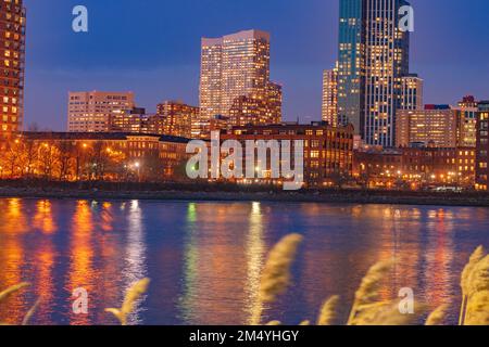 Gli edifici dello skyline di New York e New York New Jersey riprendono gli sfondi per copiare spazio foto a lunga esposizione, architettura notturna e viaggi in ufficio Foto Stock