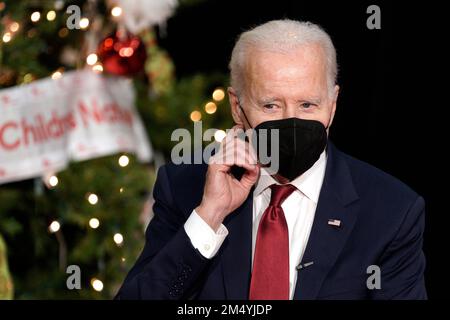 Washington, Stato di Vereinigte. 23rd Dec, 2022. Il presidente degli Stati Uniti Joe Biden visita pazienti e famiglie al Childrens National Hospital di Washington il 23 dicembre 2022. Credito: Yuri Gripas/Pool tramite CNP/dpa/Alamy Live News Foto Stock