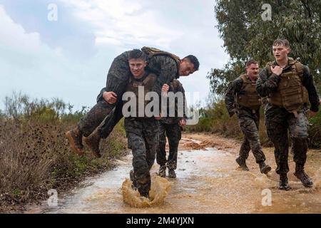 Rota, Spagna. 9th Dec, 2022. STATI UNITI Brandon Ackerman, un tecnico di sistemi elettrici per apparecchiature di ingegneria di base, con 2nd Intelligence Battalion, II MEF Information Group, II Marine Expeditionary Force (MEF), e nativo di Dumont, New Jersey, trasporta un incidente simulato durante una competizione a squadre alla Naval Station Rota, Spagna, dicembre 9, 2022. Marines del II MEF si è rapidamente schierato nei paesi alleati per promuovere le relazioni strategiche e l'interoperabilità, sostenere la sicurezza transatlantica e aumentare le competenze tattiche negli ambienti marittimi. (foto Foto Stock