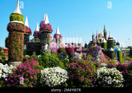 Dubai, Emirati Arabi Uniti (Emirati Arabi Uniti), dicembre 2022: Dubai Miracle Garden, un bellissimo giardino fiorito contenente enormi strutture floreali. Foto Stock