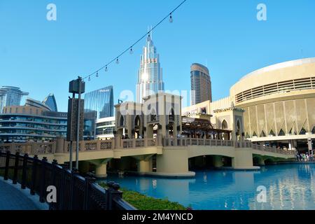 Dubai, Emirati Arabi Uniti (Emirati Arabi Uniti), dicembre 2022: Ponte pedonale che collega Souk al Bahar al centro commerciale di Dubai sul lago Burj Khalifa Foto Stock