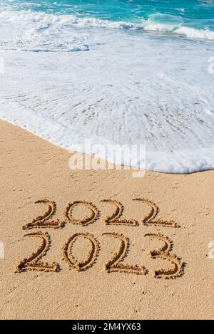 2022 2023 scritto nel concetto di anno nuovo di sabbia Foto Stock