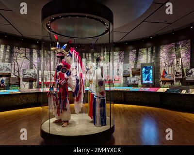 Ballerina rossa, bianca e blu in polvere regalia e abbigliamento in polvere per scialle femminile in mostra al First Americans Museum di Oklahoma City Foto Stock
