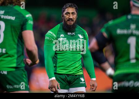 Galway, Irlanda. 23rd Dec, 2022. Bundee Aki di Connacht durante la partita del Campionato di rugby Unito Round 10 tra Connacht Rugby e Ulster Rugby allo Sportsground di Galway, Irlanda il 23 dicembre 2022 (Foto di Andrew SURMA/ Credit: Sipa USA/Alamy Live News Foto Stock