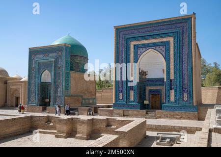 SAMARCANDA, UZBEKISTAN - 12 SETTEMBRE 2022: Mausolei medievali della dinastia Timuride in un giorno di sole settembre. Complesso di sepoltura Shah-i-Zinda Foto Stock