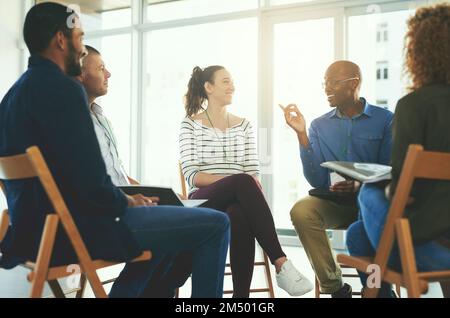 Pianificare per il successo ti renderà ancora più creativo. un gruppo di diversi dipendenti creativi che hanno una riunione all'interno. Foto Stock