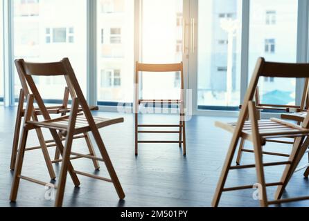 L'ambiente in cui le idee prendono vita. sedie in una stanza vuota senza persone all'interno. Foto Stock