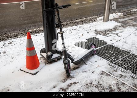 Chicago, Stati Uniti. 23 dicembre 2022. Chicago Weather : uno scooter elettrico abbandonato il secondo giorno della tempesta invernale a Chicago, dove le temperature sono attualmente -20C. Quello che è stato definito un “ciclone a bomba”, che garantisce un Natale bianco per molti, sta colpendo grandi parti del paese con temperature gelide. Credit: Stephen Chung / Alamy Live News Foto Stock