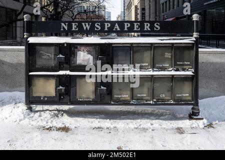 Chicago, Stati Uniti. 23 dicembre 2022. Tempo a Chicago : giornale vuoto si trova il secondo giorno della tempesta invernale a Chicago, dove le temperature sono attualmente -20C. Quello che è stato definito un “ciclone a bomba”, che garantisce un Natale bianco per molti, sta colpendo grandi parti del paese con temperature gelide. Credit: Stephen Chung / Alamy Live News Foto Stock