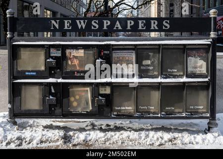 Chicago, Stati Uniti. 23 dicembre 2022. Tempo a Chicago : giornale vuoto si trova il secondo giorno della tempesta invernale a Chicago, dove le temperature sono attualmente -20C. Quello che è stato definito un “ciclone a bomba”, che garantisce un Natale bianco per molti, sta colpendo grandi parti del paese con temperature gelide. Credit: Stephen Chung / Alamy Live News Foto Stock