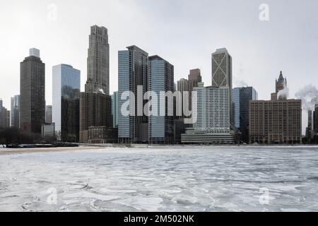 Chicago, Stati Uniti. 23 dicembre 2022. Tempo di Chicago : frittelle di ghiaccio nel lago Michigan il secondo giorno della tempesta invernale a Chicago, dove le temperature sono attualmente -20C. Quello che è stato definito un “ciclone a bomba”, che garantisce un Natale bianco per molti, sta colpendo grandi parti del paese con temperature gelide. Credit: Stephen Chung / Alamy Live News Foto Stock