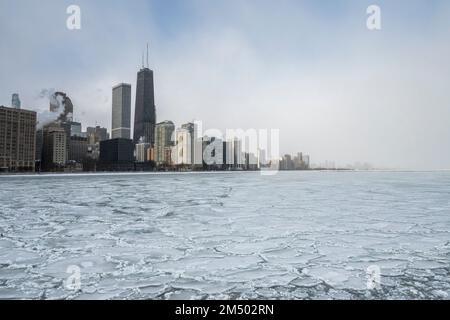 Chicago, Stati Uniti. 23 dicembre 2022. Tempo di Chicago : frittelle di ghiaccio nel lago Michigan il secondo giorno della tempesta invernale a Chicago, dove le temperature sono attualmente -20C. Quello che è stato definito un “ciclone a bomba”, che garantisce un Natale bianco per molti, sta colpendo grandi parti del paese con temperature gelide. Credit: Stephen Chung / Alamy Live News Foto Stock