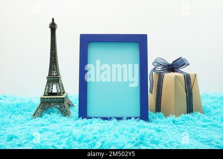 Cornice fotografica con souvenir alla Torre Eiffel e confezione regalo Foto Stock