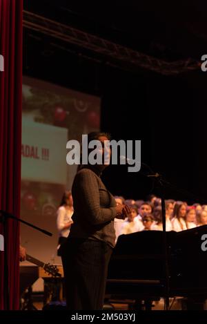 Cangas, Pontevedra Spagna. 21 dicembre 2022: presentazione della mayoress e concerto di natale in auditorium dal conservatorio di professionisti Foto Stock