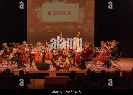 Cangas, Pontevedra Spagna. 21 dicembre 2022: presentazione della mayoress e concerto di natale in auditorium dal conservatorio di professionisti Foto Stock