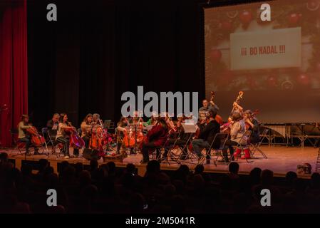 Cangas, Pontevedra Spagna. 21 dicembre 2022: presentazione della mayoress e concerto di natale in auditorium dal conservatorio di professionisti Foto Stock