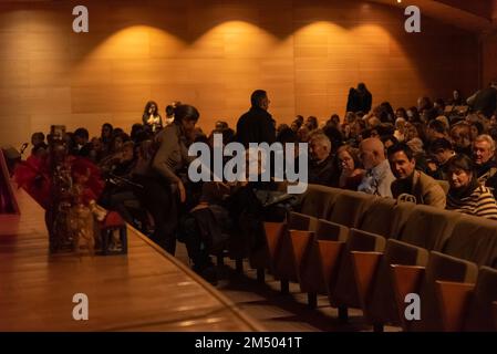 Cangas, Pontevedra Spagna. 21 dicembre 2022: presentazione della mayoress e concerto di natale in auditorium dal conservatorio di professionisti Foto Stock