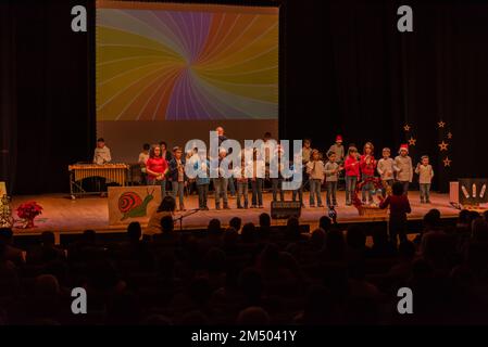 Cangas, Pontevedra Spagna. 21 dicembre 2022: presentazione della mayoress e concerto di natale in auditorium dal conservatorio di professionisti Foto Stock