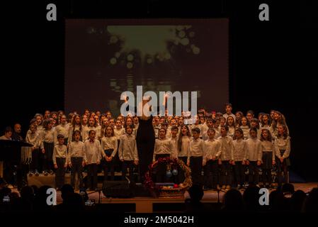 Cangas, Pontevedra Spagna. 21 dicembre 2022: presentazione della mayoress e concerto di natale in auditorium dal conservatorio di professionisti Foto Stock