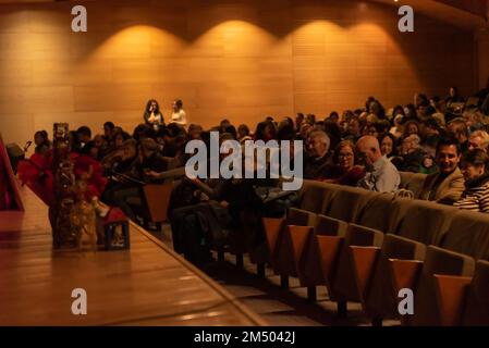 Cangas, Pontevedra Spagna. 21 dicembre 2022: presentazione della mayoress e concerto di natale in auditorium dal conservatorio di professionisti Foto Stock