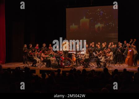 Cangas, Pontevedra Spagna. 21 dicembre 2022: presentazione della mayoress e concerto di natale in auditorium dal conservatorio di professionisti Foto Stock