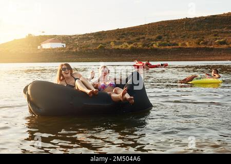 È sempre un momento fantastico in acqua. giovani che si divertono nell'acqua all'aperto. Foto Stock