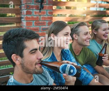 Lifes un fine settimana grande quando youre giovane. un gruppo di amici che si appendono insieme e che hanno birre. Foto Stock