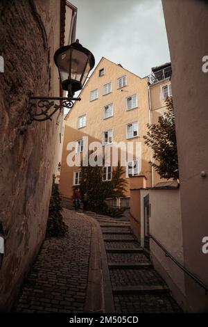 Uno scatto verticale di un vicolo della scala in pietra di mattoni tra i vecchi edifici Foto Stock