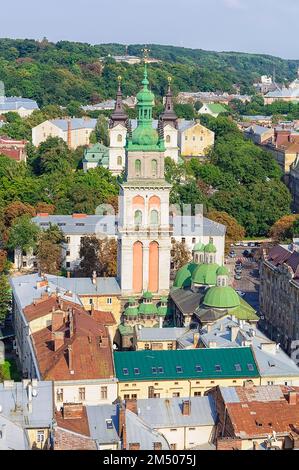 Lviv, Ucraina. Settembre 2, 2014. Vista panoramica di Lviv dal municipio. La parte storica della città con vecchie case e una chiesa Foto Stock