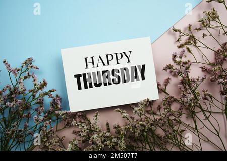 Buon giovedì messaggio di testo con fiore su sfondo blu e rosa Foto Stock