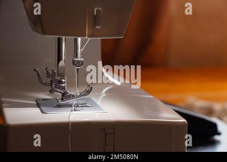 nuovo primo piano della macchina da cucire a casa Foto Stock