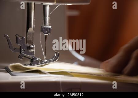 nuovo primo piano della macchina da cucire a casa Foto Stock