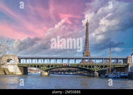 Parigi, il ponte Bir-Hakeim sulla Senna, con la Torre Eiffel Foto Stock