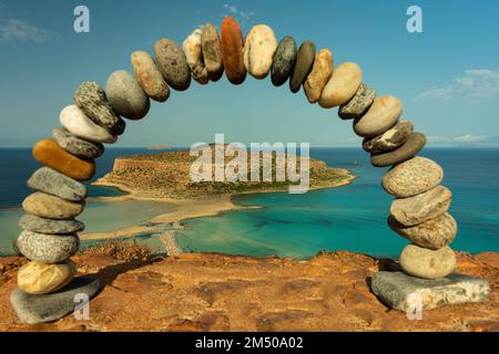 Un arco di pietra fatto di ciottoli che si affaccia Balos Beach e Laguna a Creta, Grecia Foto Stock