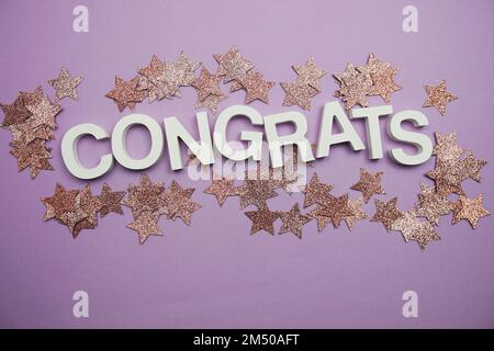 Lettere dell'alfabeto di Congrats su sfondo viola Foto Stock