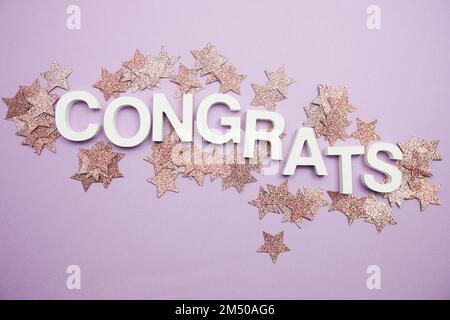 Lettere dell'alfabeto di Congrats su sfondo viola Foto Stock