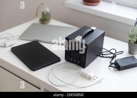 Stazione di ricarica per telefono, tablet, computer portatile e altri dispositivi quando non c'è luce durante l'oscuramento. Batteria del gruppo di alimentazione dell'alternatore in assenza di Foto Stock