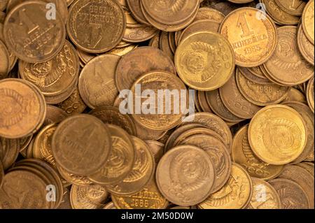 Vecchie monete dell'URSS in massa su una superficie piana, immagine di sfondo. Primo piano, messa a fuoco selettiva. Foto Stock