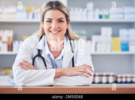 Donna, ritratto o farmacista felice con il lavoro o l'aiuto con il consiglio medico in farmacia o clinica di benessere. Faccia, medico o operatore sanitario Foto Stock